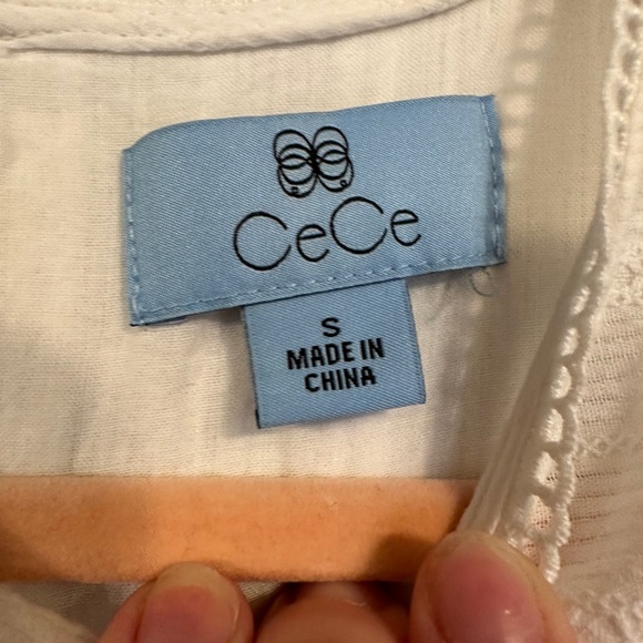 Beautiful CeCe brand short sleeve blouse, size S - Picture 3 of 3
